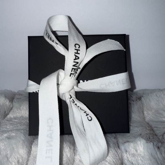 Brand New CHANEL Pearl Earrings Price drop for quick Sale!! - Picture 6 of 6